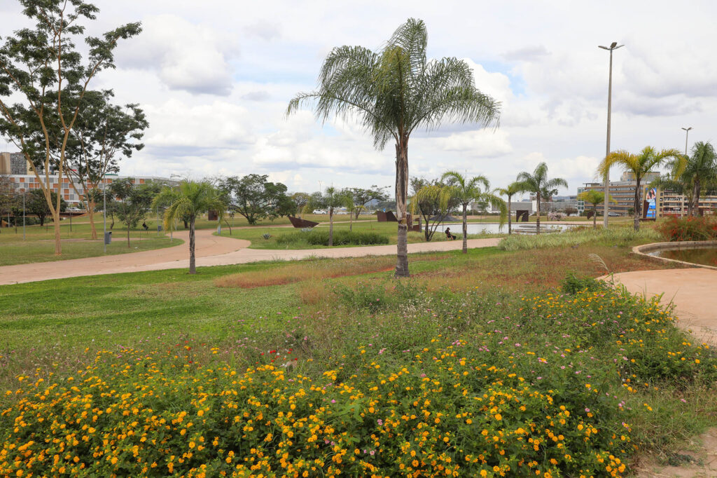 Jardim Burle Marx reforça turismo e rotina no centro de Brasília