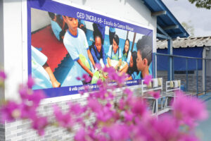 Proibição de celular em escolas do DF melhora rendimento e convivência de alunos