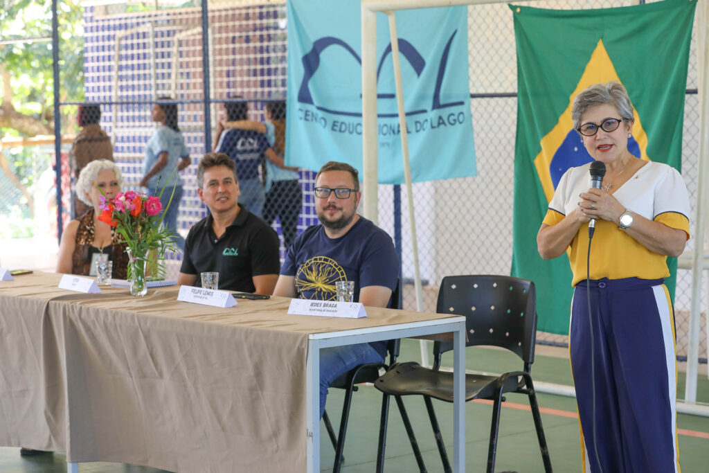 Professor do DF retorna do CERN com recepção festiva em escola