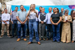 Governadora Celina Leão assina 31 ordens de serviço no Riacho Fundo II