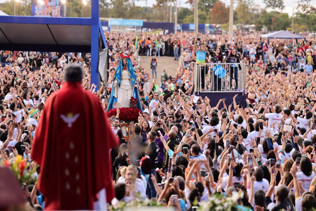 Fé supera o frio e reúne milhares de fiéis na Festa de Pentecostes 2026