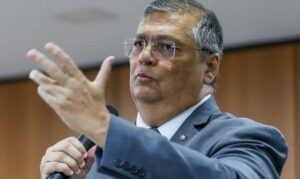 Dino decide a favor de ex-correligionário e tira adversários da disputa pelo Governo de Roraima
