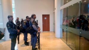 PM cerca reitoria da USP ocupada por estudantes e corta água e luz