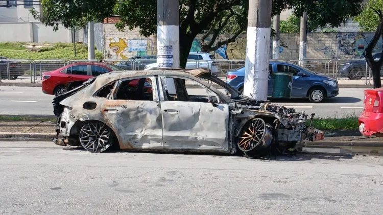 Homem bate Porsche em grade, carro pega fogo e motorista desaparece
