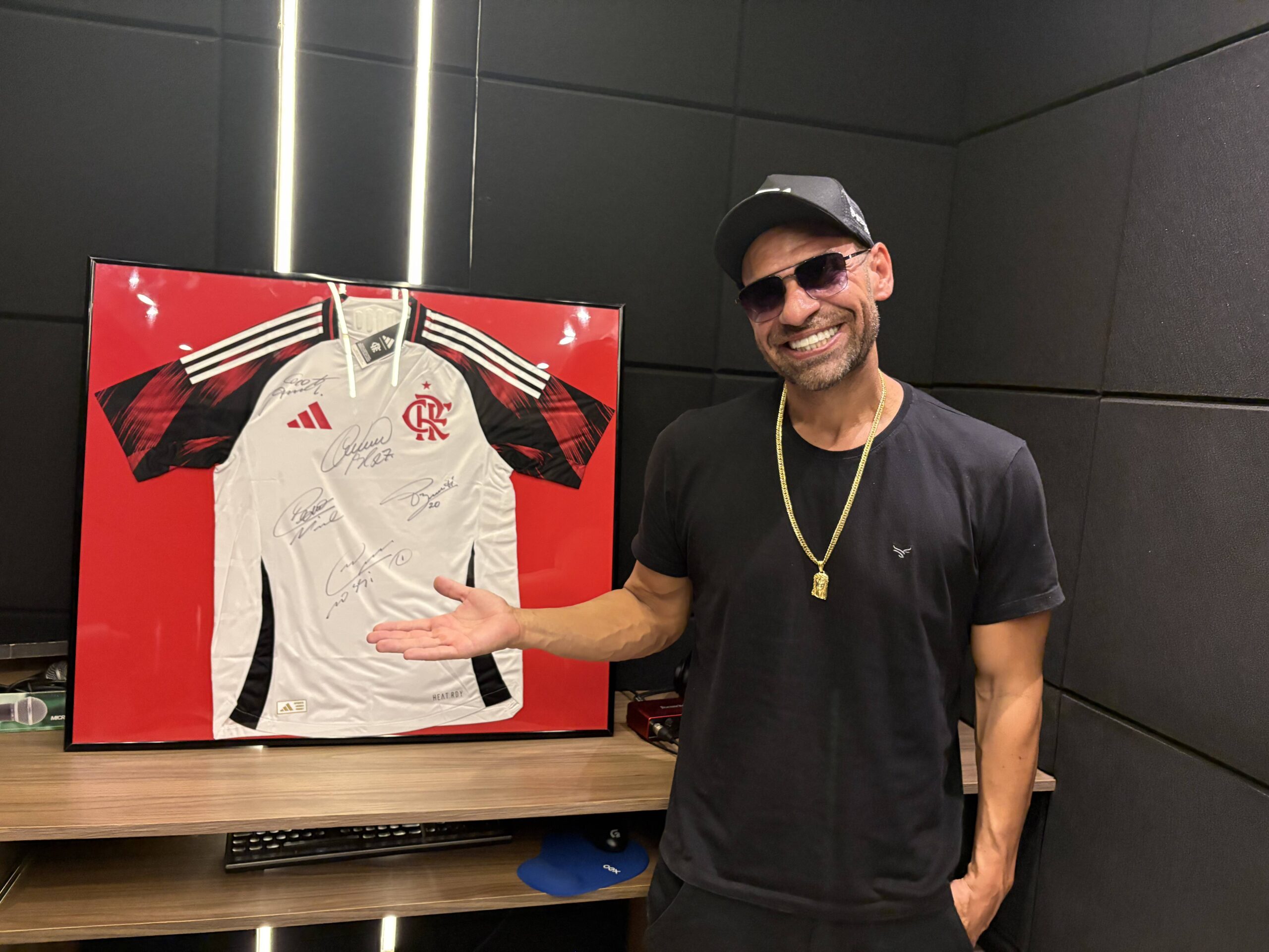 Manto sagrado: camisa do Flamengo assinada por jogadores será rifada em prol de projeto social