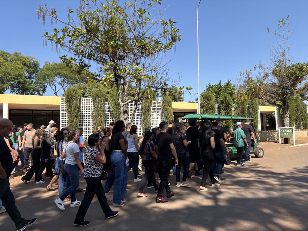 Familiares e amigos se despedem de Cláudia