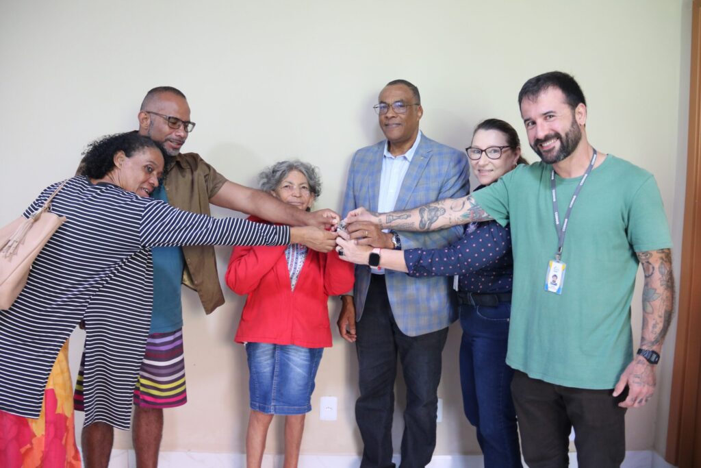 Codhab-DF entrega casa reformada a família na Estrutural