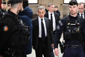 Ex-presidente francês Sarkozy não precisará usar tornozeleira eletrônica novamente