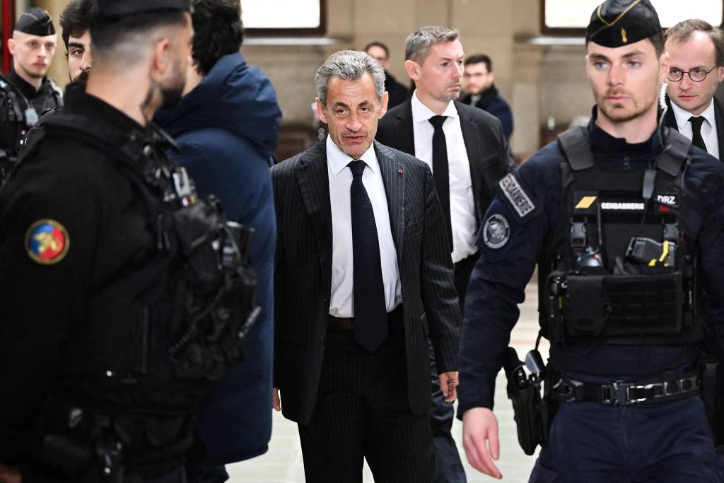 Ex-presidente francês Sarkozy não precisará usar tornozeleira eletrônica novamente