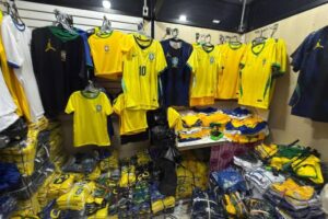 Polícia apreende 2.000 camisas de seleções e 85 mil figurinhas da Copa falsificadas em São Paulo