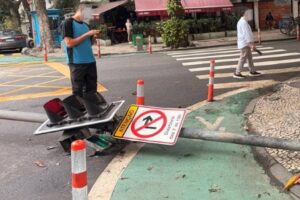 Poste cai sobre pedestre em Copacabana, no Rio, e deixa homem ferido