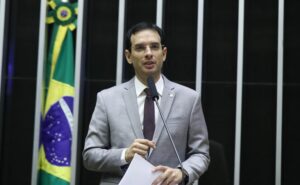 Relator planeja votação do fim da escala 6×1 em maio na Câmara