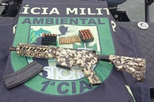 Suspeitos jogam fuzil na água em Guarujá (SP) e PM acha armamento após seis horas de busca