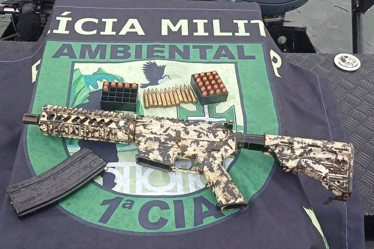 Suspeitos jogam fuzil na água em Guarujá (SP) e PM acha armamento após seis horas de busca