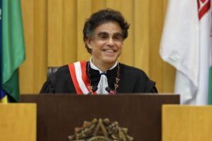 Presidente do TST vai cortar salário de ministro palestrante após polêmica de ‘vermelhos e azuis’