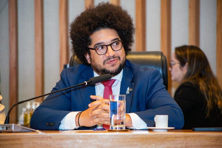 Comissão de Ética da Anvisa repudia ataques racistas a diretor