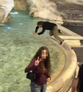 Turista é detido e multado em 500 euros por mergulhar na Fontana di Trevi