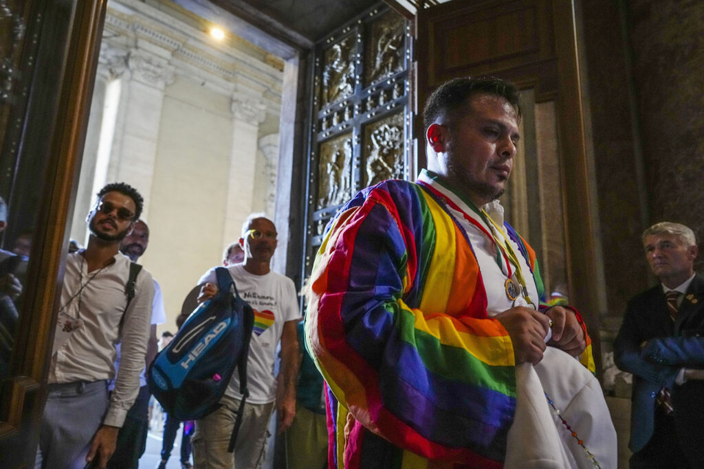 Vaticano publica documento sobre inclusão de LGBTQIA+ e com críticas à ‘cura gay’