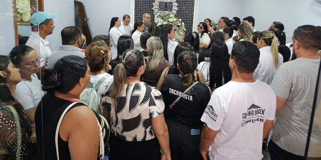 Vítima de ataque de aluno em escola é velada na própria casa no Acre