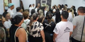 Vítima de ataque de aluno em escola é velada na própria casa no Acre