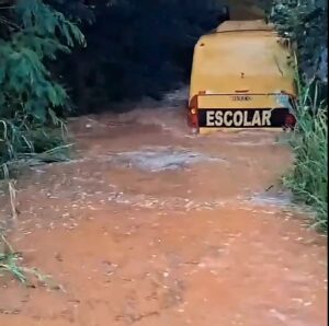 Ônibus escolar fica preso em enchente no Paraná; não houve feridos