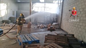 Incêndio atinge galpão em Ceilândia e mobiliza bombeiros em Ceilândia