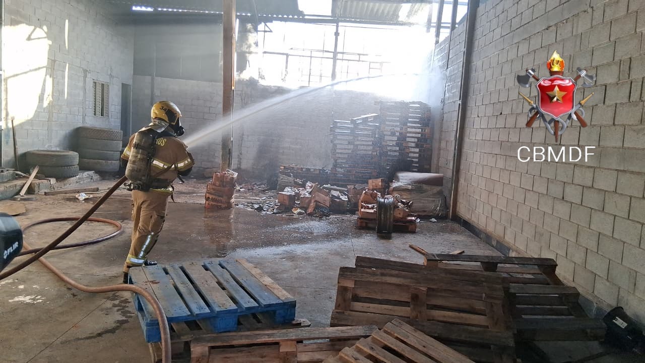 Incêndio atinge galpão em Ceilândia e mobiliza bombeiros em Ceilândia