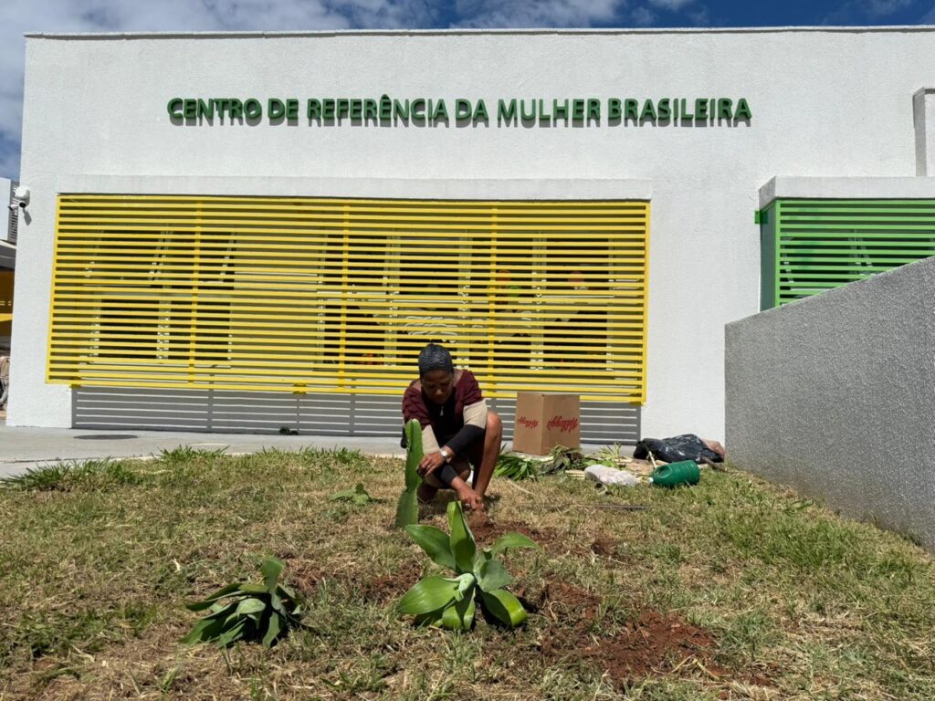 Aluna planta mudas em centro de mulheres como retribuição a capacitação