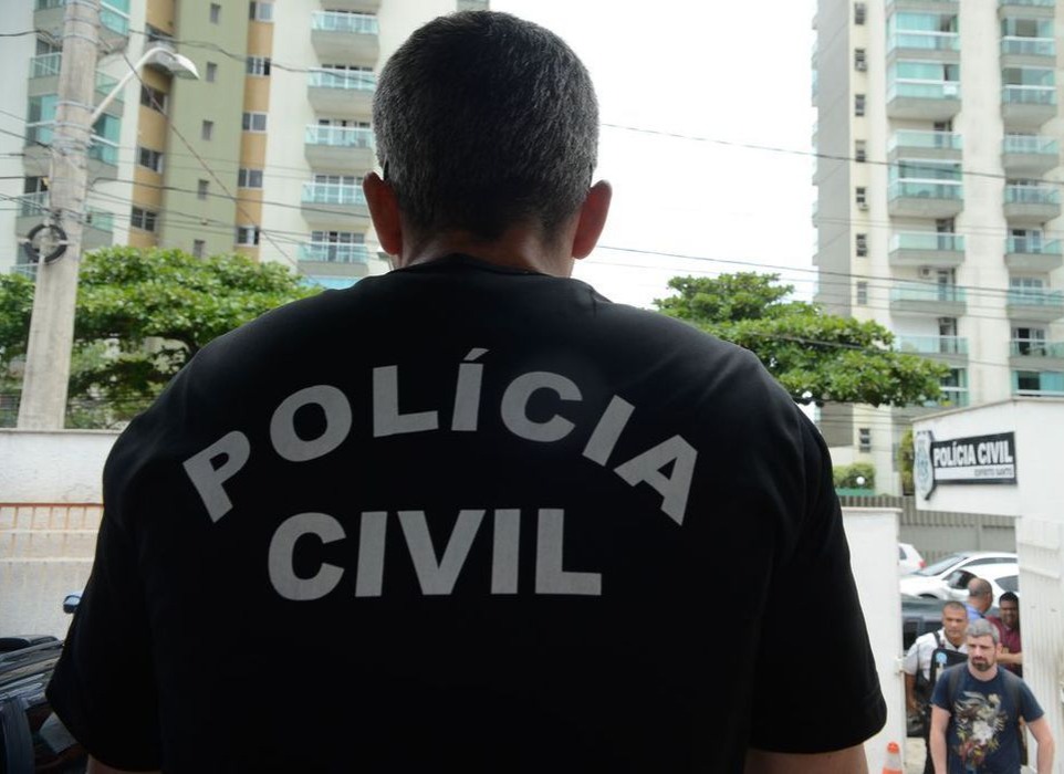 Polícia do RJ faz operação contra grupo do TCP suspeito de roubar celulares para fraudes bancárias
