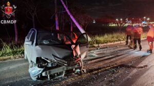 Carro atinge poste na EPIA Sul e mobiliza bombeiros no DF