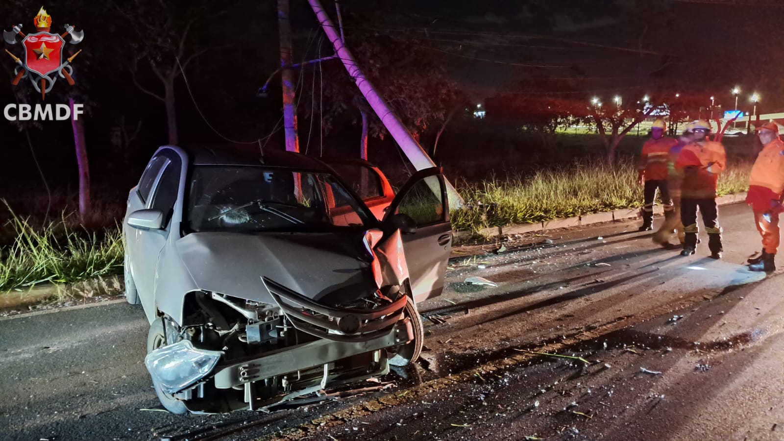 Carro atinge poste na EPIA Sul e mobiliza bombeiros no DF