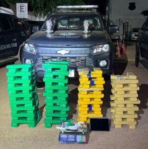ROTAM intercepta carga de 132 kg de maconha e prende dois suspeitos em Goiás