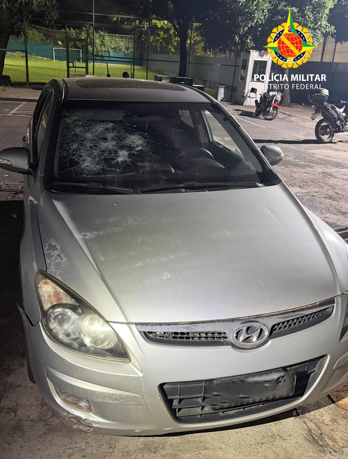 Mulher armada com faca e martelo é contida em estacionamento de hospital em Taguatinga