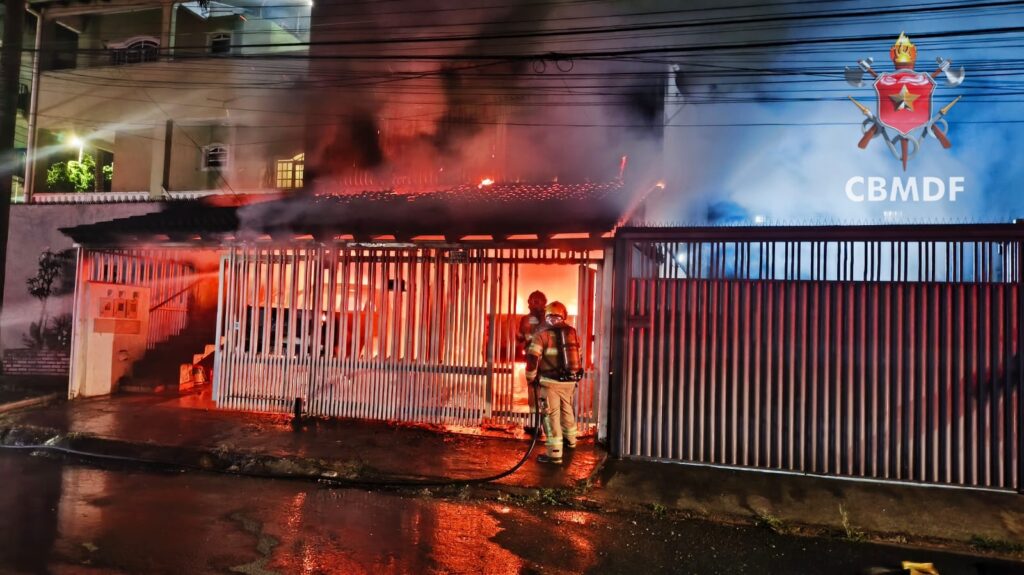 Incêndio destrói caminhonetes e atinge casa no Riacho Fundo II