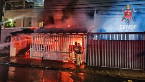 Incêndio destrói caminhonetes e atinge casa no Riacho Fundo II