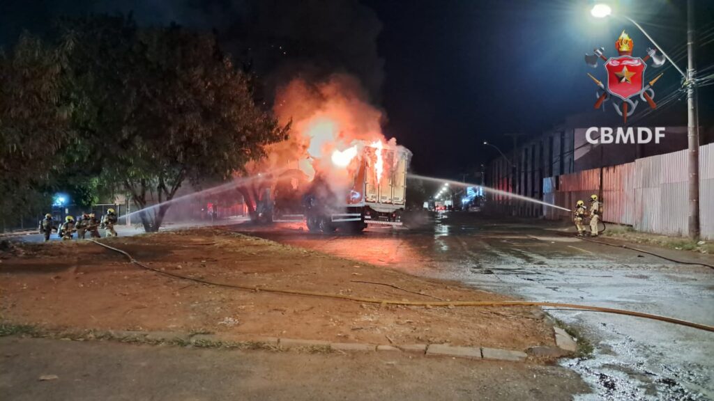 Incêndio destrói caminhões de carga no SAAN e mobiliza oito viaturas dos bombeiros