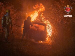 Carro pega fogo na BR-060