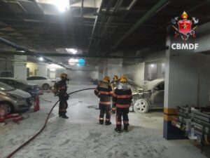 Incêndio em veículo dentro de garagem mobiliza bombeiros no Riacho Fundo
