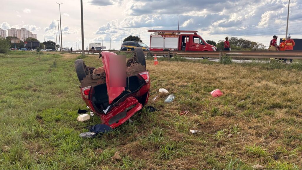 Acidente entre dois carros deixa feridos graves e interdita BR-070 em Taguatinga