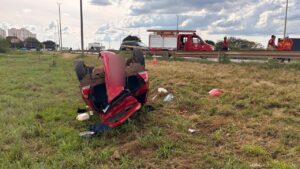 Acidente entre dois carros deixa feridos graves e interdita BR-070 em Taguatinga