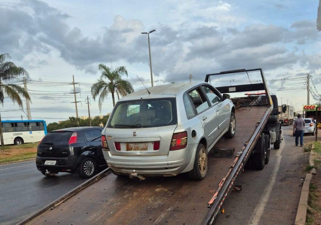 Detran-DF apreende carro com R$ 15 mil em multas e sem licenciamento há 10 anos