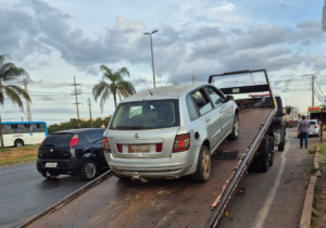 Detran-DF apreende Fiat Stilo com R$ 15 mil em multas e 10 anos sem licenciamento