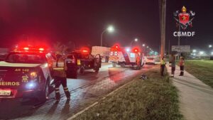 Colisão entre carro e moto mobiliza bombeiros na DF-001, Riacho Fundo II