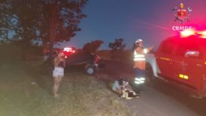 Carro bate em árvore e deixa dois feridos em Sobradinho