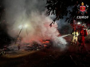 Incêndio atinge residência no Paranoá e ameaça rede elétrica na DF-250