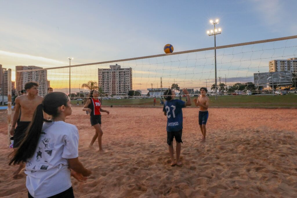 Quadra de areia em Samambaia ganha nova iluminação