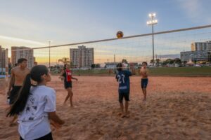 Quadra de areia em Samambaia ganha nova iluminação