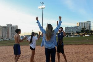 Celina Leão inaugura iluminação de quadra de areia em Samambaia