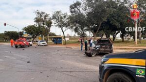 Colisão entre três carros deixa dois feridos na BR-020, em Sobradinho