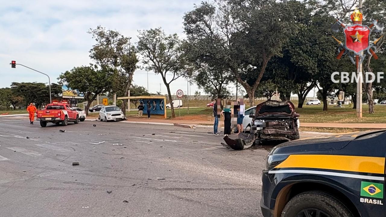 Colisão entre três carros deixa dois feridos na BR-020, em Sobradinho